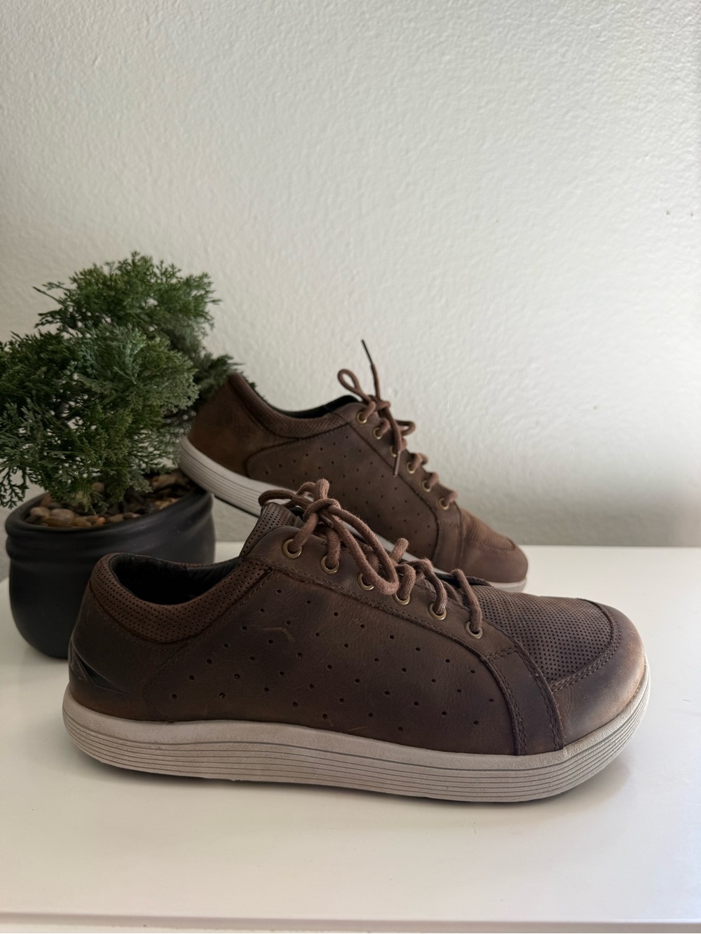 Altra cayd 990 men size 7 Brown Low-Top Perforated Leather Sneakers